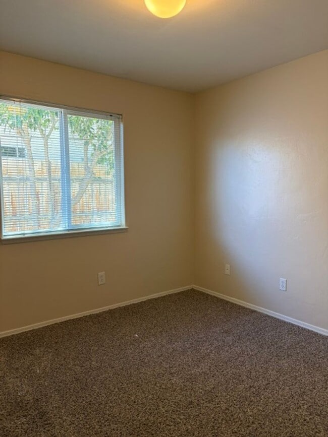 Building Photo - 8807 Rollingbay Dr