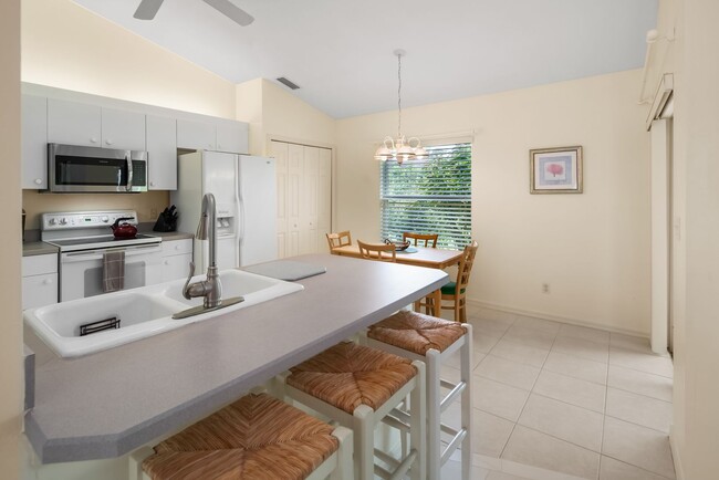 Building Photo - Cute and Cozy Furnished Family home on the Island..Available NOW. Reduced to $3,500/mo
