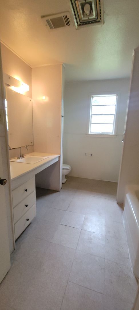 Building Photo - Huge 3 bedroom/1 bath upstairs apartment with Water, Gas Range and Refrigerator!