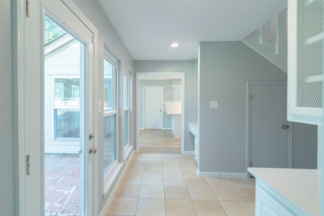 Building Photo - 10 Coralvine Ct