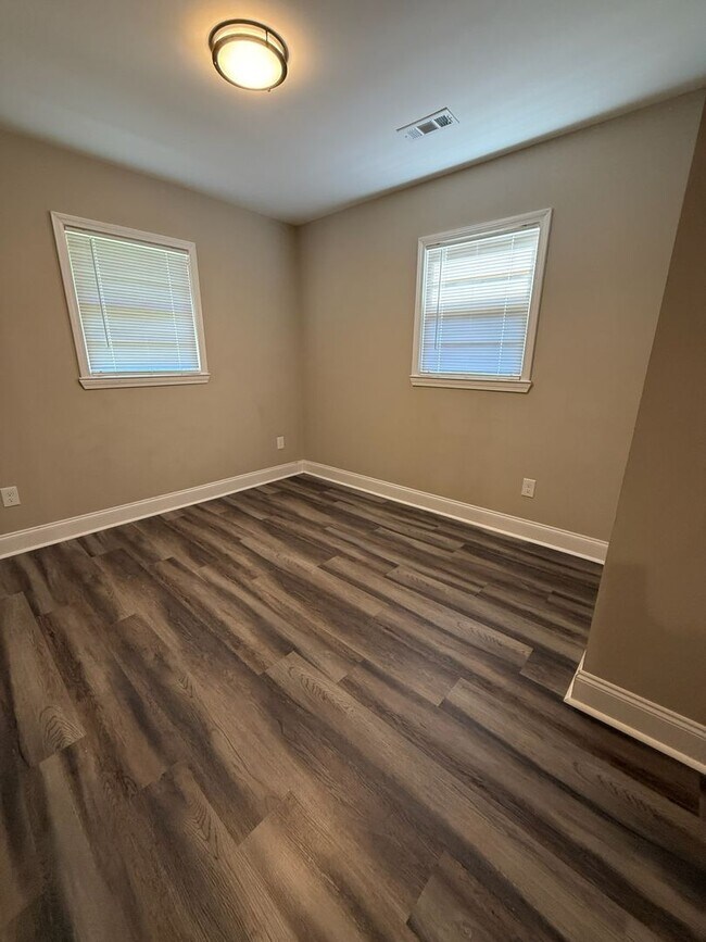 Building Photo - Charming 4 Bedroom Home located in Histori...