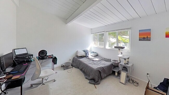 Building Photo - Serene yard tucked in the canyon!