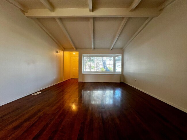 Building Photo - e4903