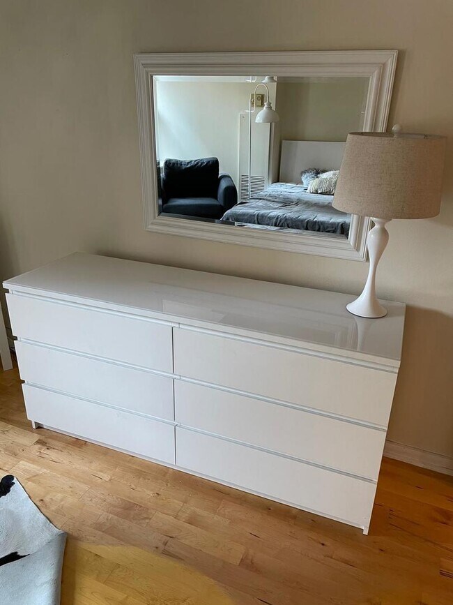 Building Photo - 40 E 9th St