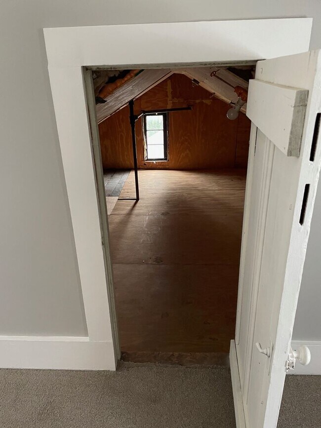 Building Photo - Charming 2-Bed, 1.5-Bath Single family hom...