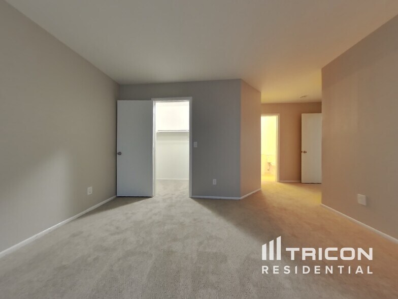 Building Photo - 8334 W Baxter Dr