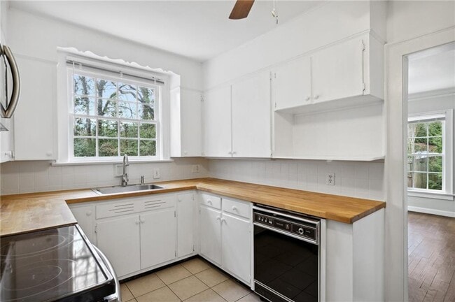 Building Photo - 2878 N Hills Dr NE