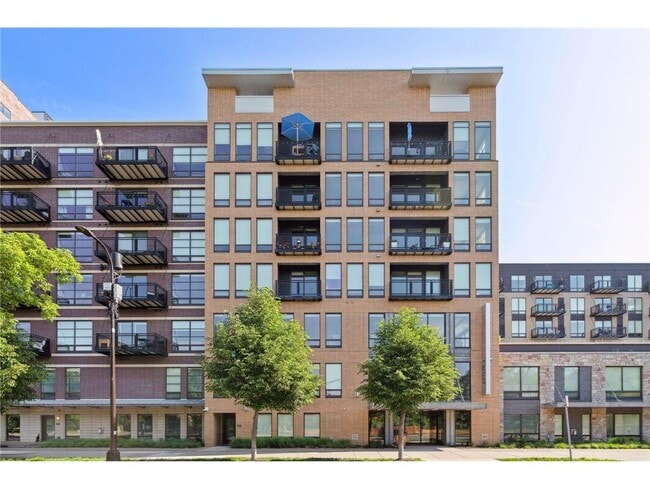 Building Photo - 401 SE Main St