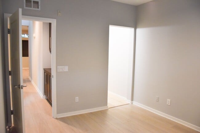 Building Photo - 507 W Maple Ave