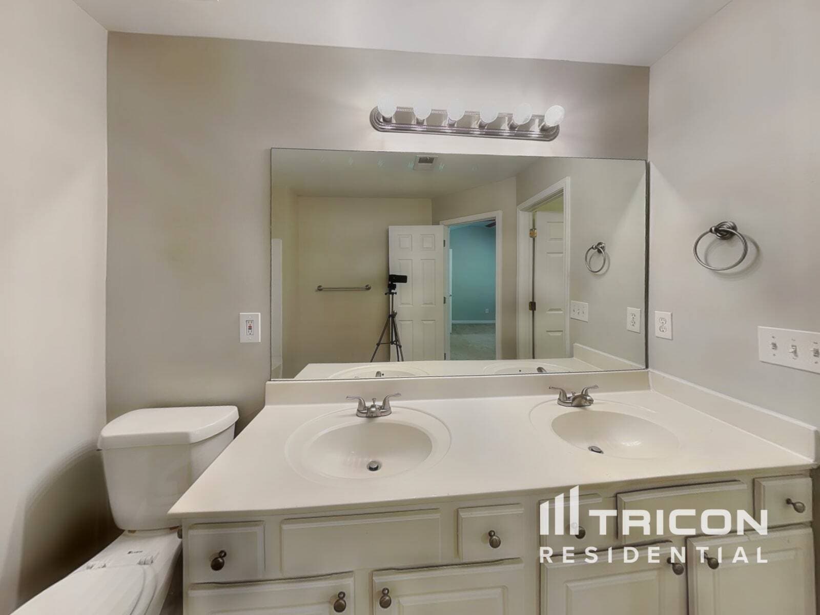 Building Photo - 728 Celeste Ln