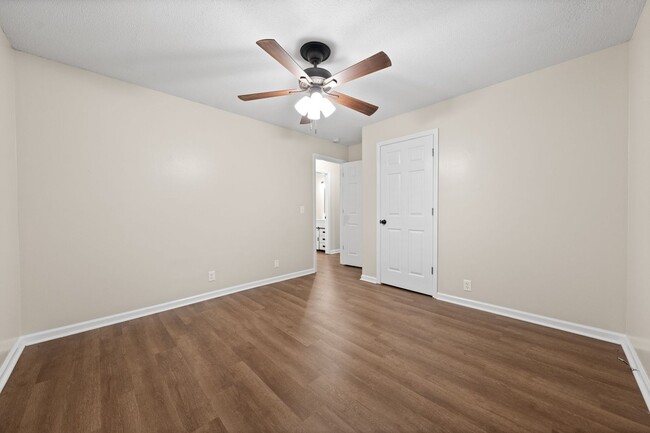 Building Photo - Renovated 3 Bedroom Dog Friendly Home For ...