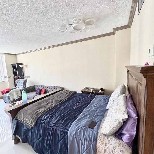 Building Photo - 999 Brickell Bay Dr