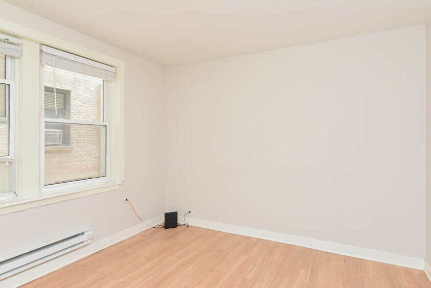 Building Photo - 511 W Belmont Ave