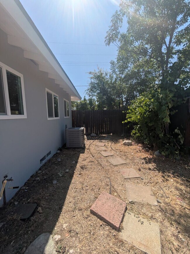 Building Photo - $$$$$$500 MOVE IN BONUS!!!!Freshly Remodel...