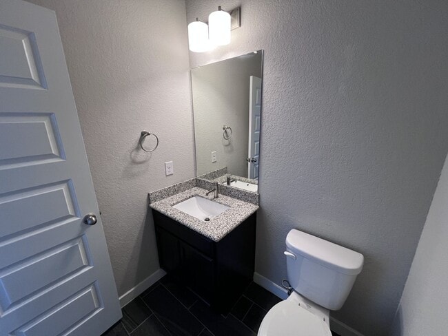 Building Photo - Beautiful Townhouse in New Braunfels!