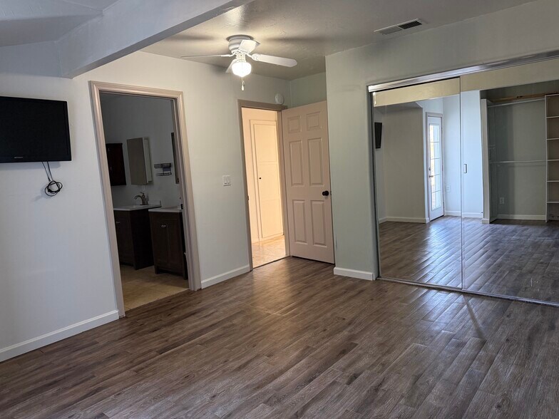 Building Photo - 13425 Standish Dr