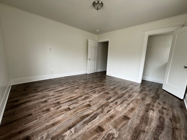 Building Photo - Large centrally located unit with shared yard