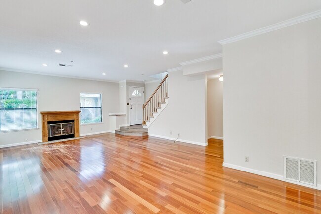 Building Photo - Large, Bright Sunnyvale Townhome near Border of Mountain View