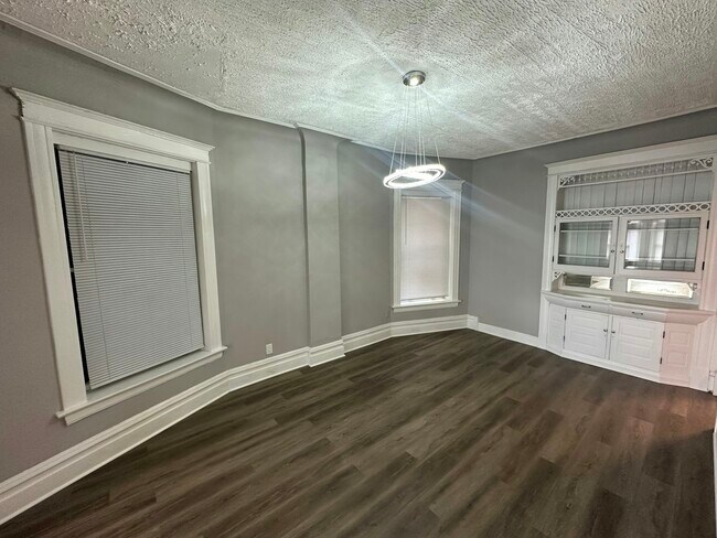 Building Photo - 6426 S Ingleside Ave