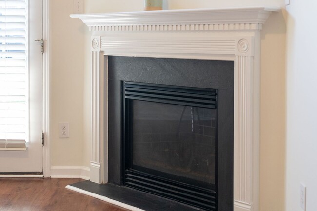 Building Photo - Beautiful 3 Bedroom 2.5 Bathroom Townhome ...