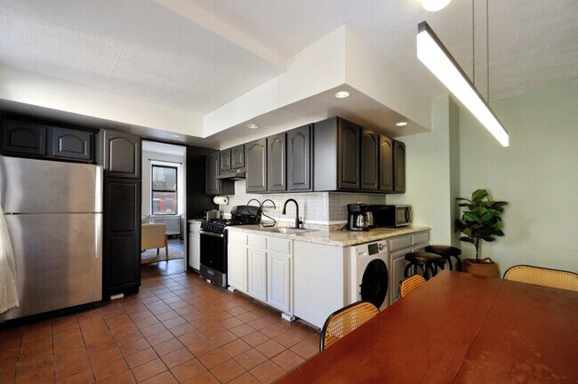Building Photo - 400 W 47th St