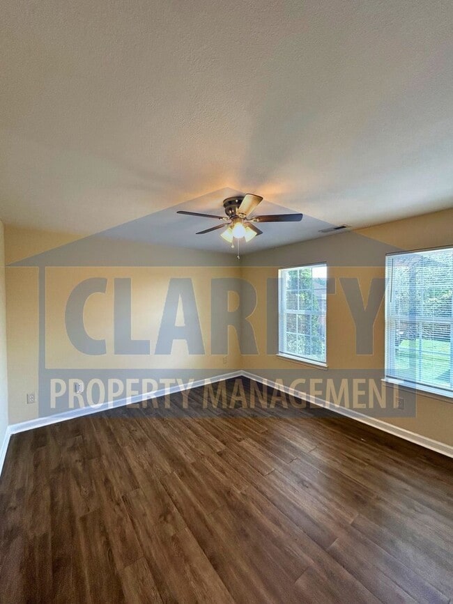 Building Photo - Conveniently located 2 bedroom townhome!