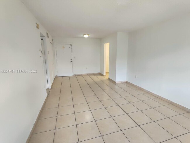 Building Photo - 666 W 81st St