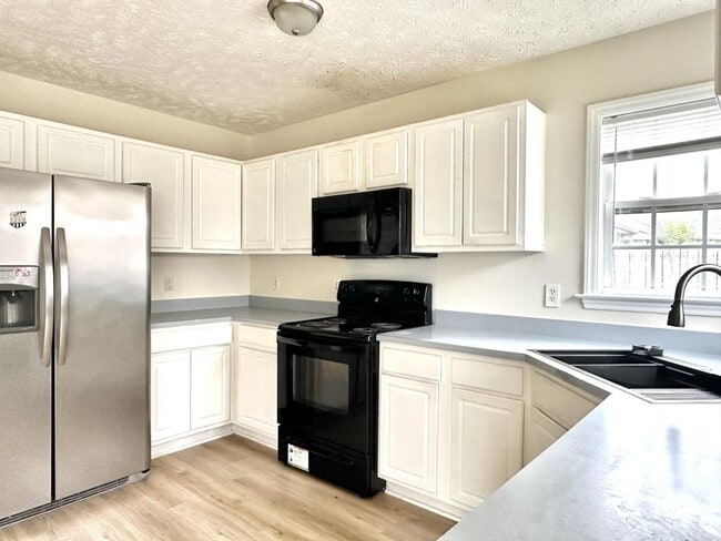 Building Photo - 2517 Forest Lodge Dr