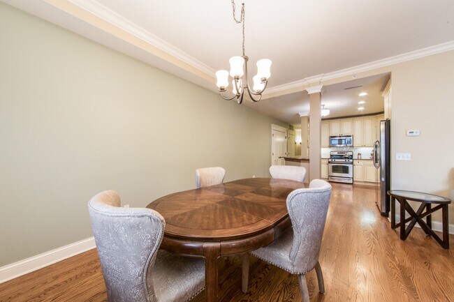 Building Photo - 1021 Peterson Ave