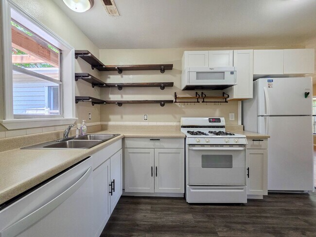 Building Photo - Charming 3 Bed 1.5 Bath home walkable to campus