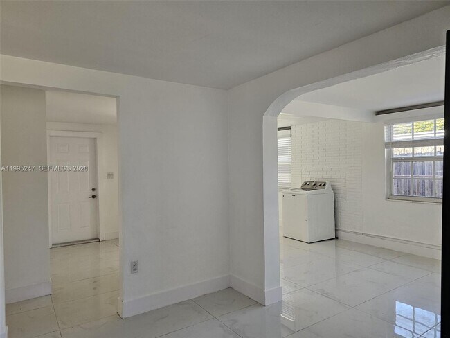 Building Photo - 1464 SW 26th Ave