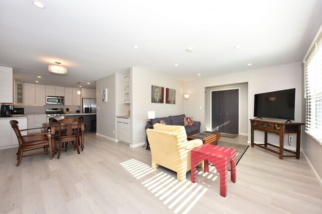 Building Photo - Furnished Mequon 4 bedroom ranch