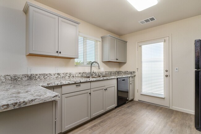 Building Photo - 2485 OAKMOUNT CIRCLE 3 BEDROOM 2 BATHROOM ...