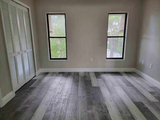 Building Photo - 5008 Manatee Ave W