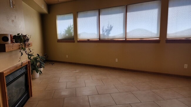 Building Photo - Corner Townhouse in Downtown Tacoma with A...