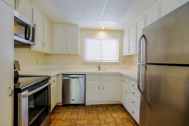 Building Photo - Spacious 3BD/3BA Condo with Enclosed Patio and Resort-style Amenities