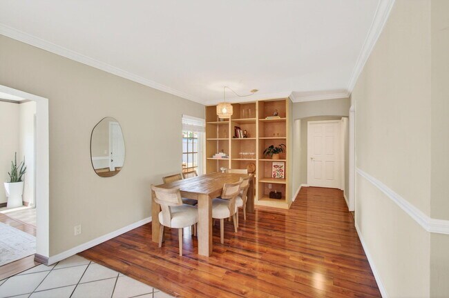 Building Photo - 301 SE 8th Ave