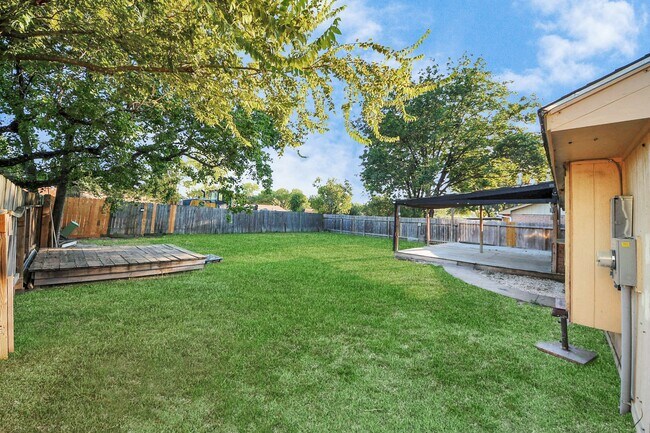 Building Photo - 9918 Peachridge Dr