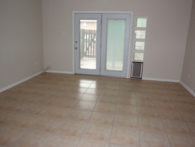 Building Photo - 2 BEDROOM 1.5 BATHS CONDO FOR RENT