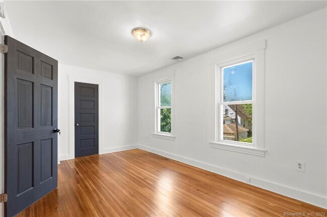 Building Photo - 22 Sycamore Ln