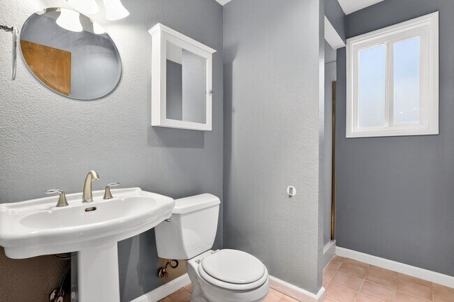 Building Photo - Georgeous Ranch Style Home in the Heart of Vancouver Near Royal Oaks Golf Course!