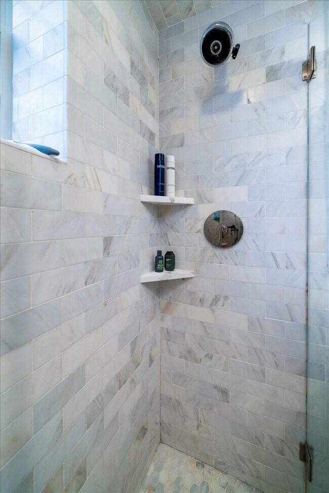 Building Photo - Downtown Cottage- Fully Furnished