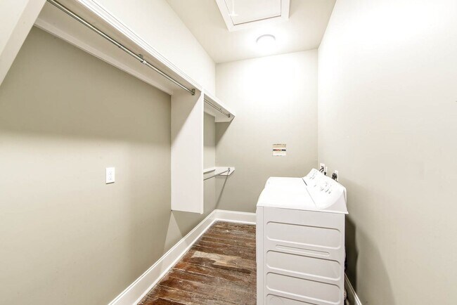 Building Photo - Downtown Charm: Spacious 1BR Apartment in ...