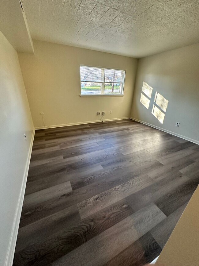 Building Photo - 120 Linden Dr