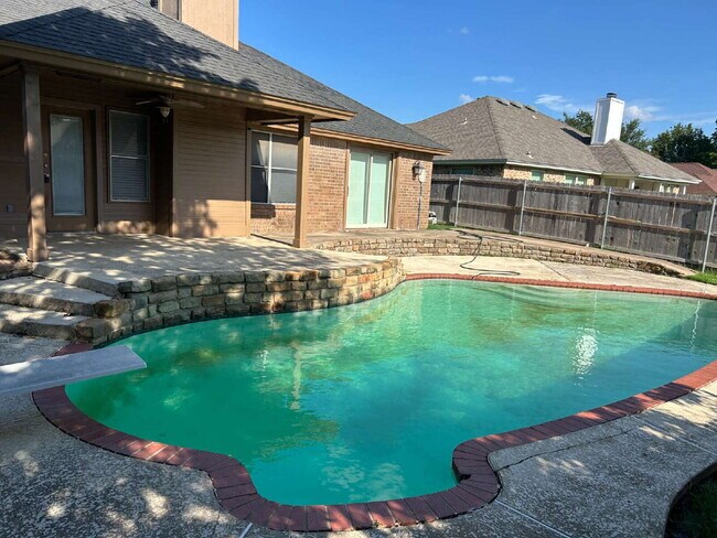 Building Photo - $2095 North Fort Worth! FRESH RENOVATIONS,...