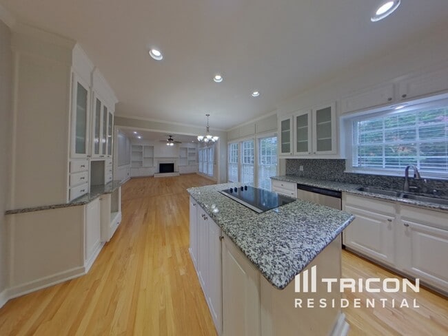 Building Photo - 5630 Vicarage Walk