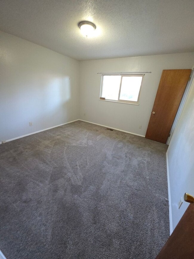 Building Photo - Awesome 3 bed 2 bath home!!!