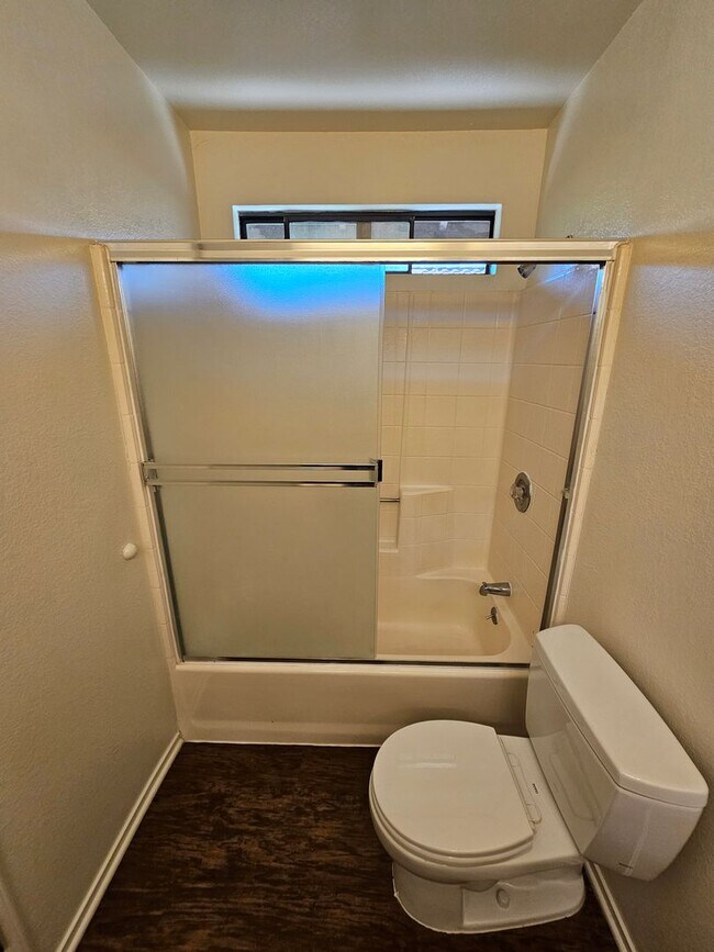 Building Photo - 2356-2356 Bushnell St