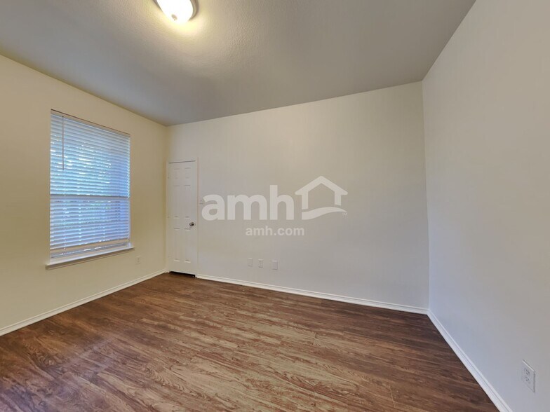 Building Photo - 10709 Vista Heights Blvd