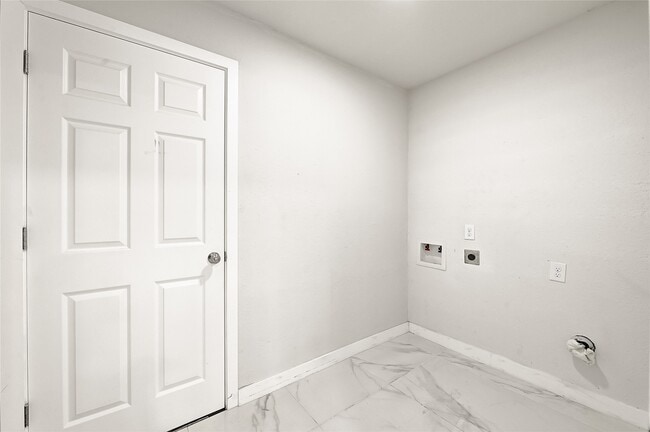 Building Photo - 22406 Fincastle Dr